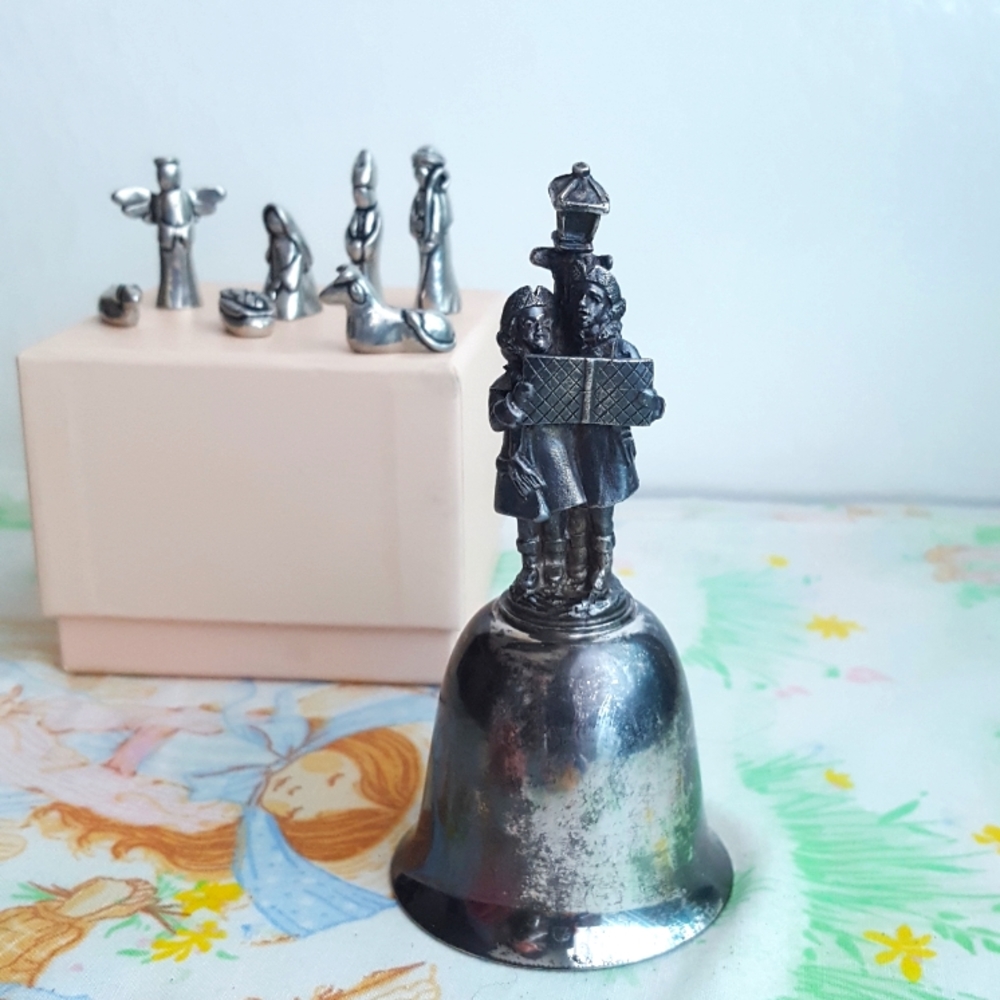 🌙Vtg The Danbury Mint Carolers Bell Silver